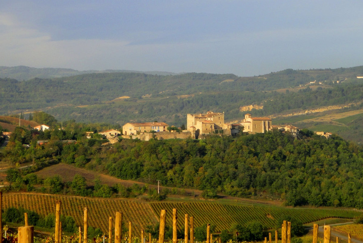 Das Weingut von J.L. Denois und das Dorf Roquetaillade in der Haute Vallée de l'Aude im Limoux