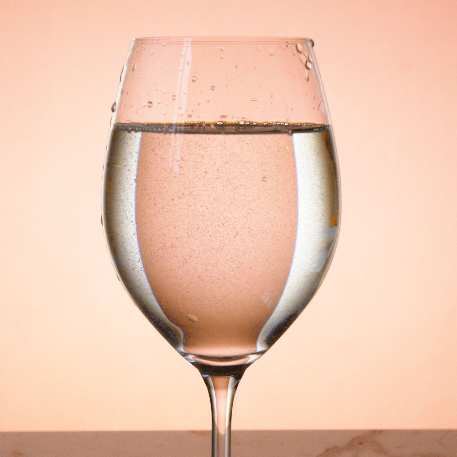 Alkoholfreier Wein im Glas, Vindumi