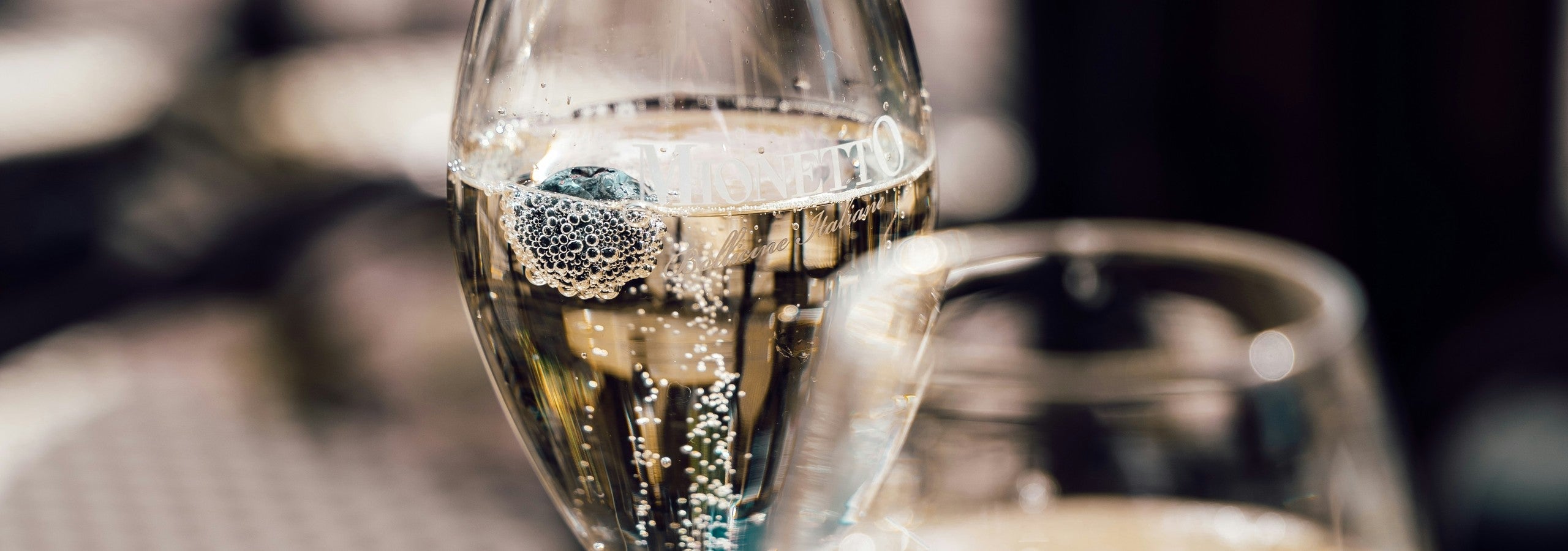 Zwei Glaeser Schaumwein mit feiner Perlage