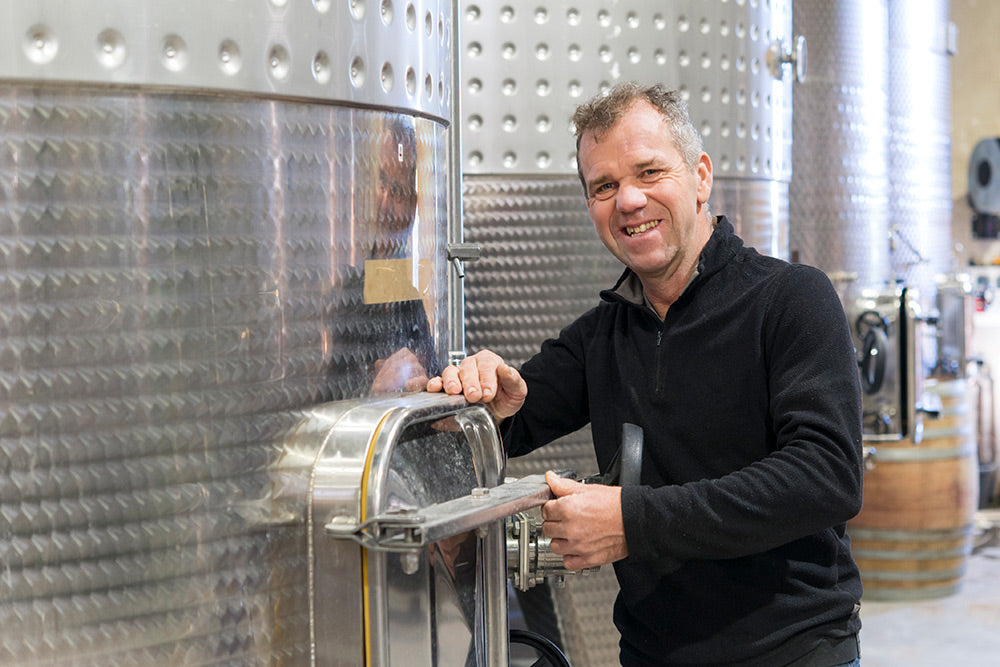 Emmanuel Barou im Keller der Domaine Barou, Charnas