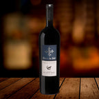 Croix du Sud Côtes de Provence Sainte Victoire Rouge 2022 Bio, Domaine le Loup Bleu, auf Holztisch, Szene