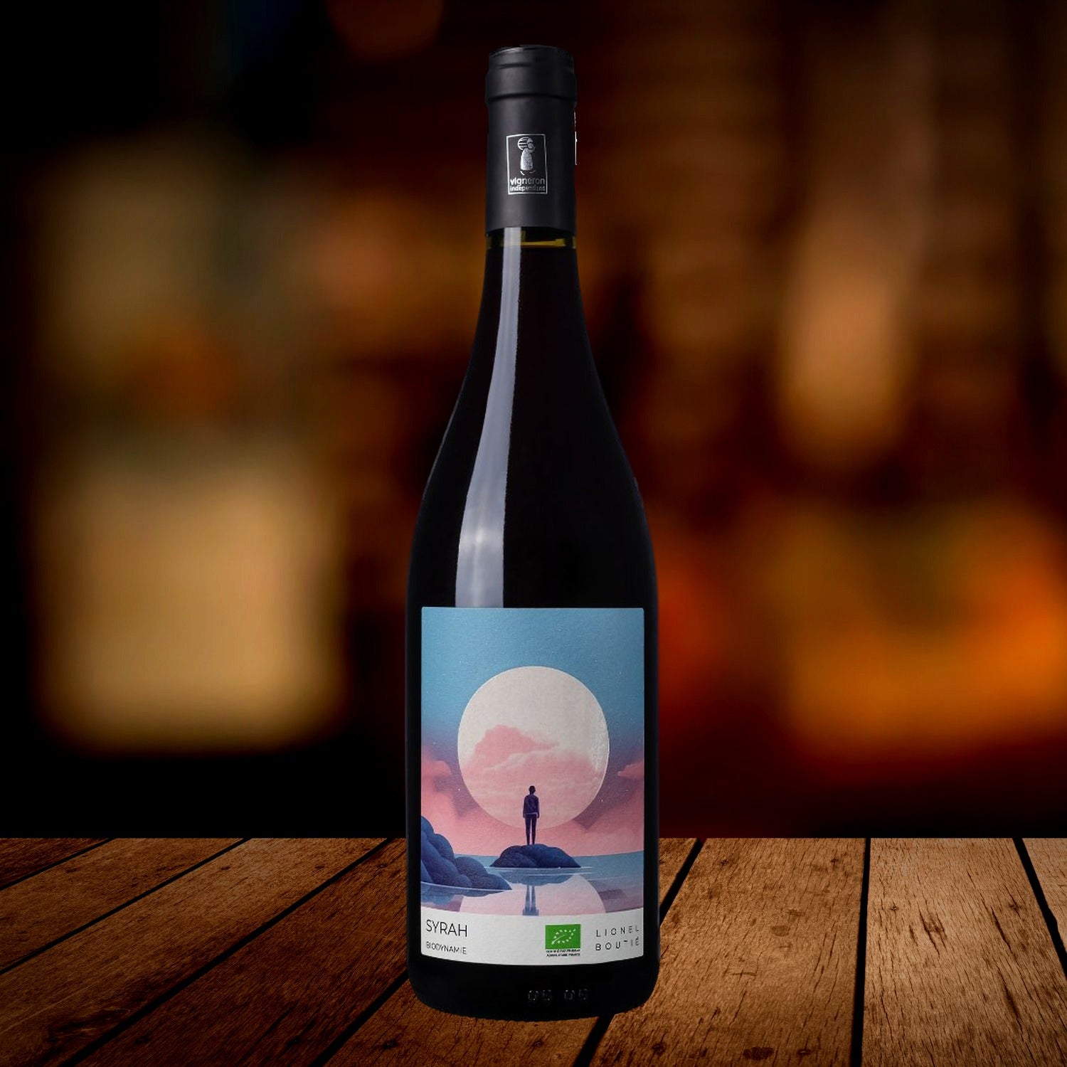 Syrah 2024 Lionel Bouthié auf Holztisch, Szene