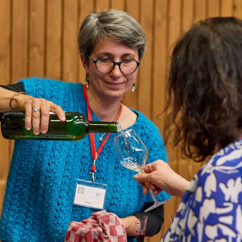 Sophie vom Domaine de Grimardy schenkt Wein aus