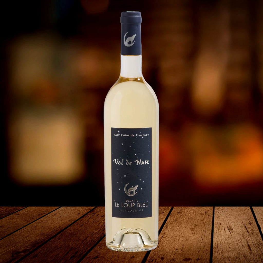 Vol de Nuit Côtes de Provence Blanc Bio, Domaine le Loup Bleu, auf Holztisch, Szene