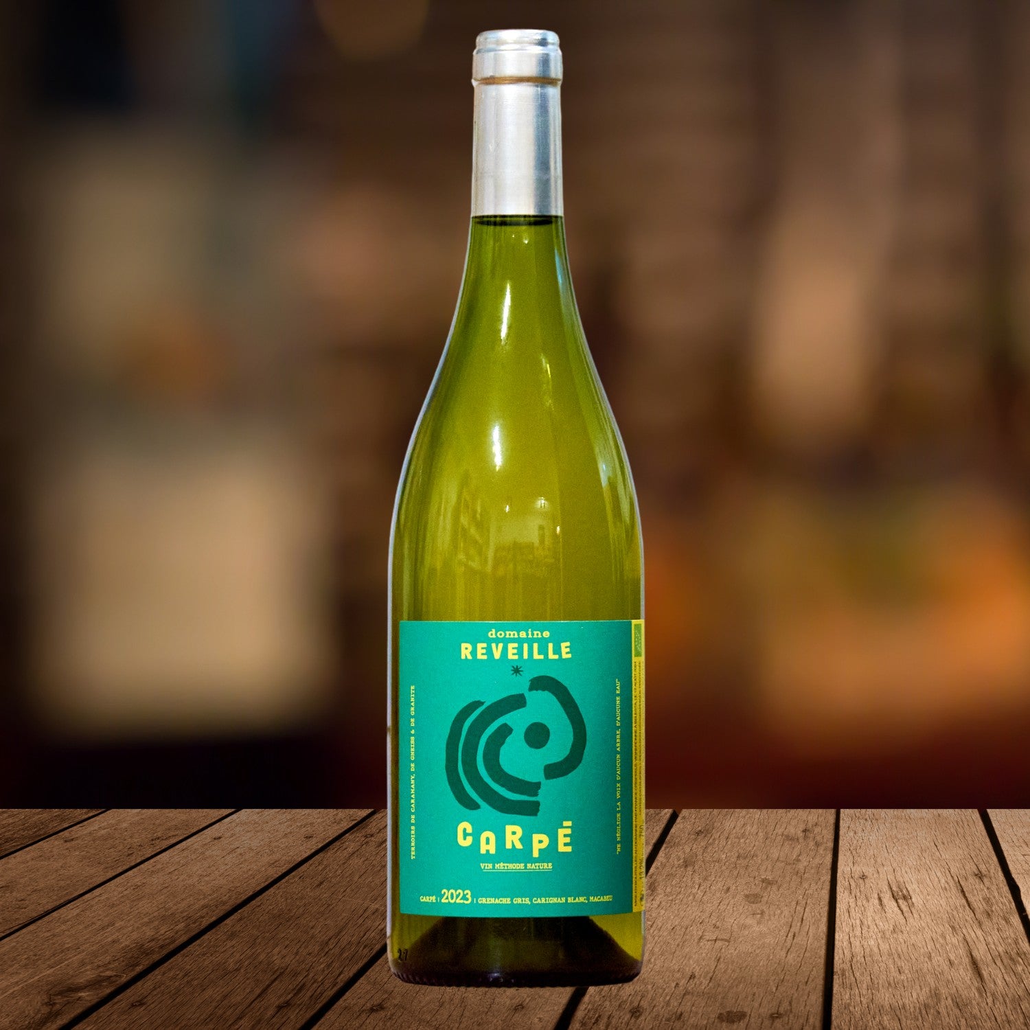 Carpe, Côtes Catalanes Blanc, 2023 Bio, serviert, Szene