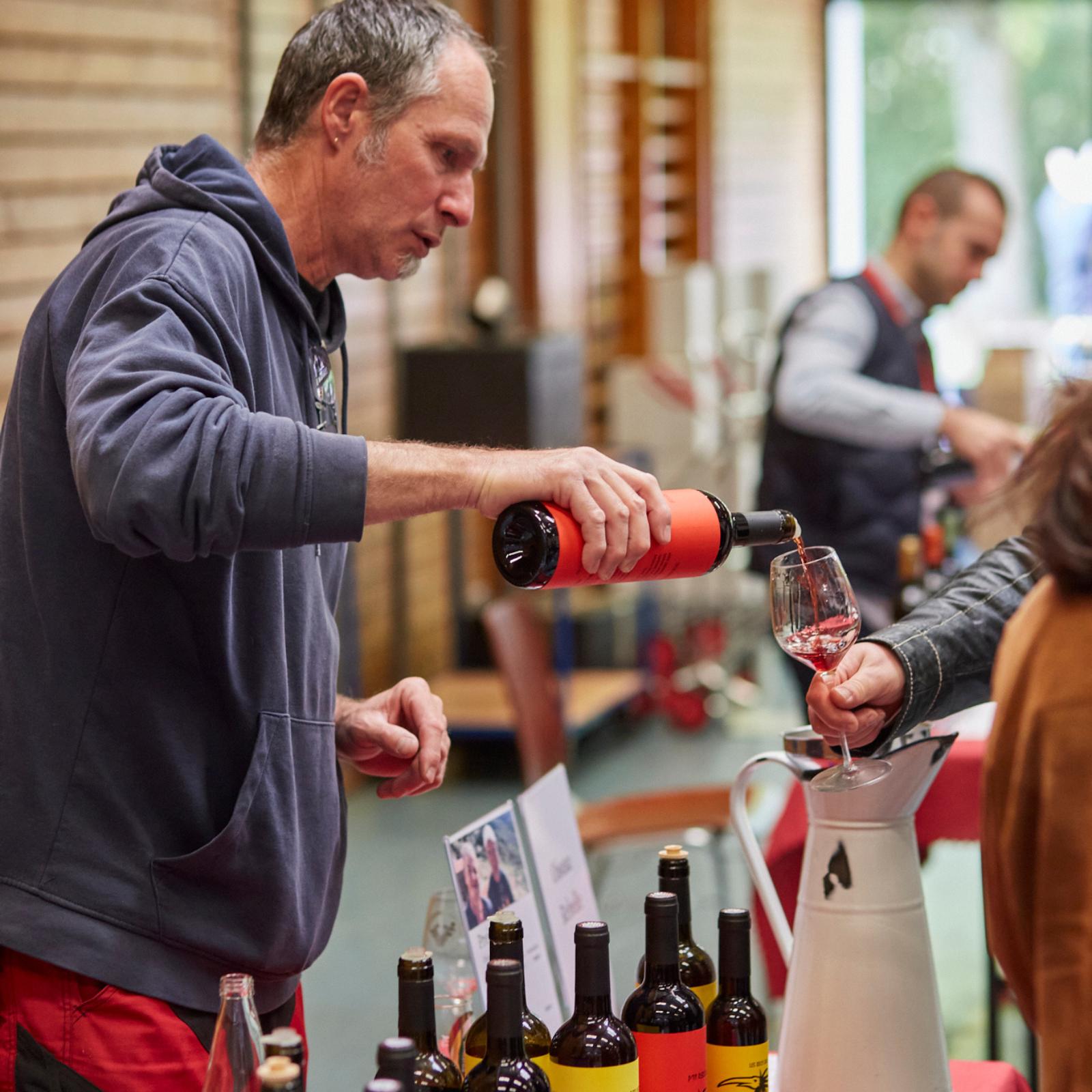 P'tit Rebelle, Clangrenourvèdre, Rouge 2017, serviert, Szene