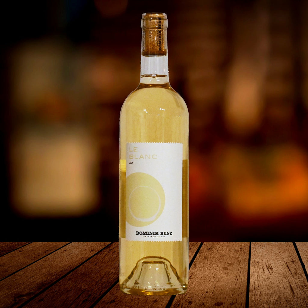 Dominik Benz Le Blanc 2024 Mauzac Bio Weißwein, Holztisch, Szene