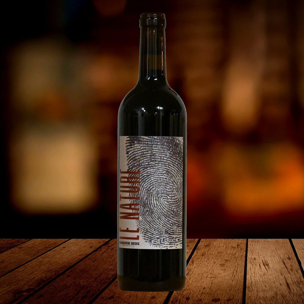 Dominik Benz Le Nature 2024 Bio Rotwein, Holztisch, Szene