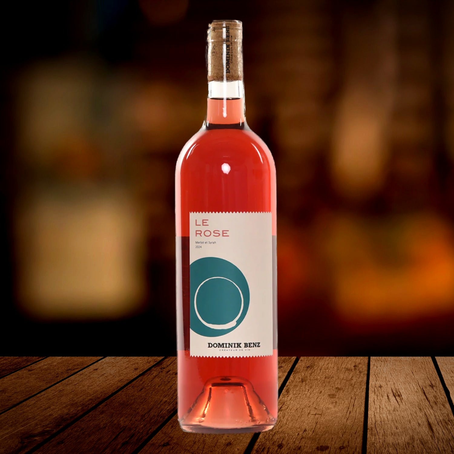 Dominik Benz Le Rosé 2024 Merlot Syrah Bio Rosé, Holztisch, Szene