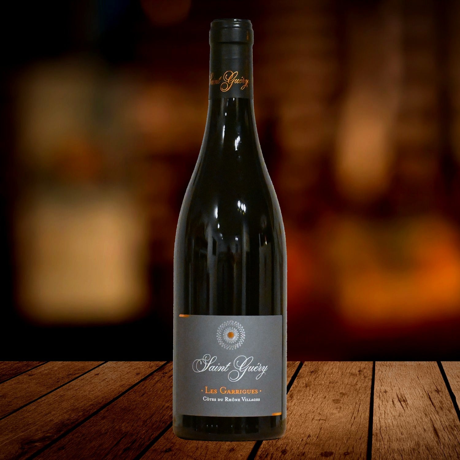 Les Garrigues CDR Villages Rouge 2023, Domaine Saint Guéry, serviert, Szene