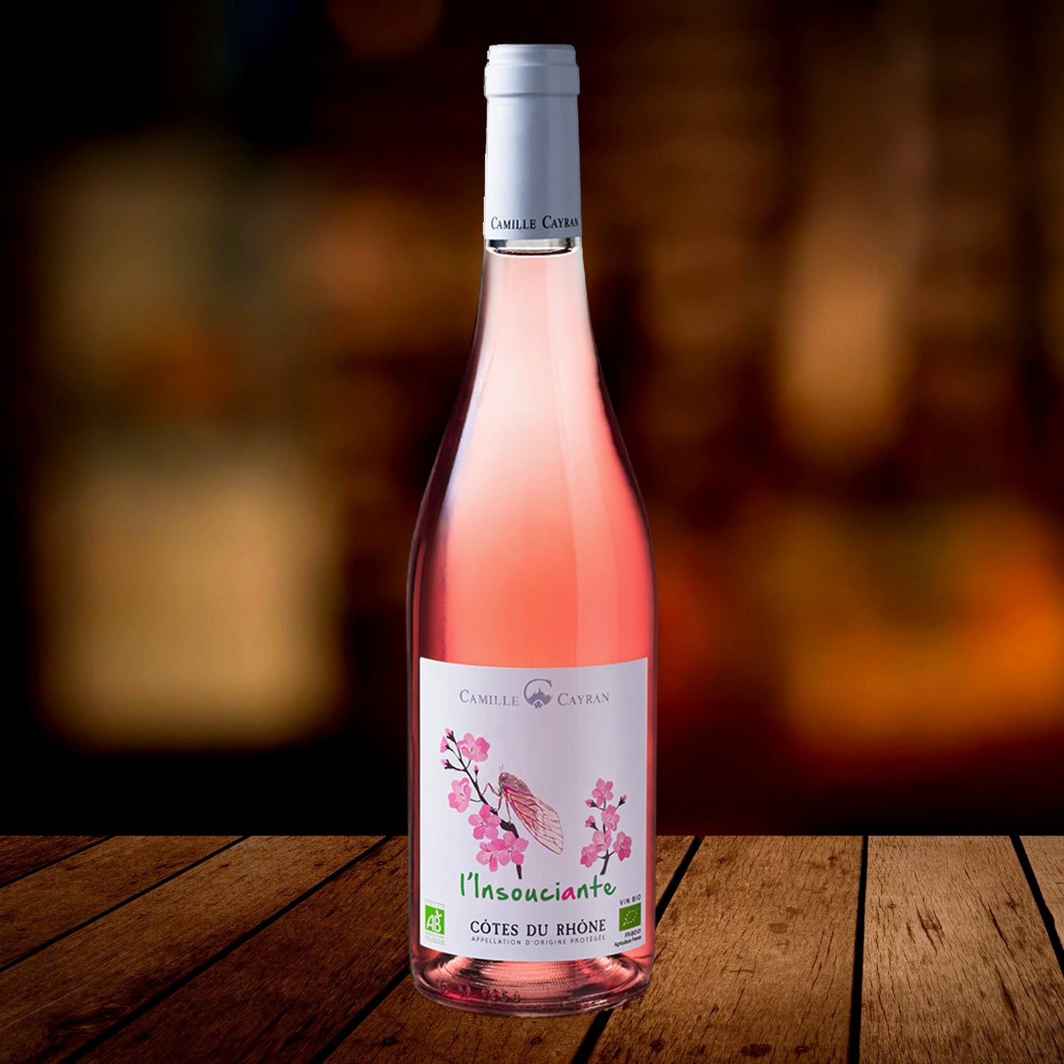 Camille Cayran l'Insouciante Côtes du Rhône Rosé 2025 Bio, Holztisch, Szene