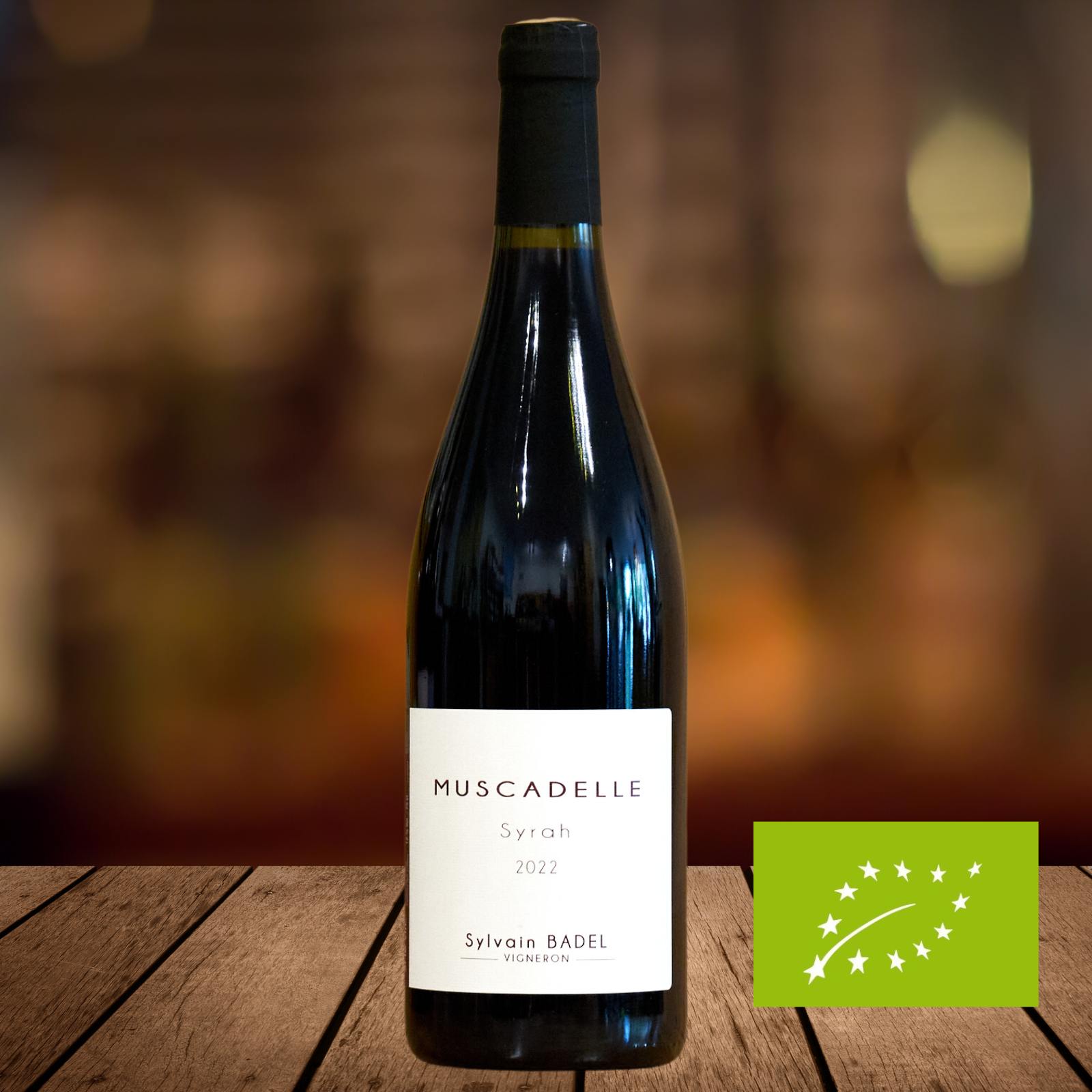 Muscadelle, Syrah Sylvain Badel 2022, serviert, Szene