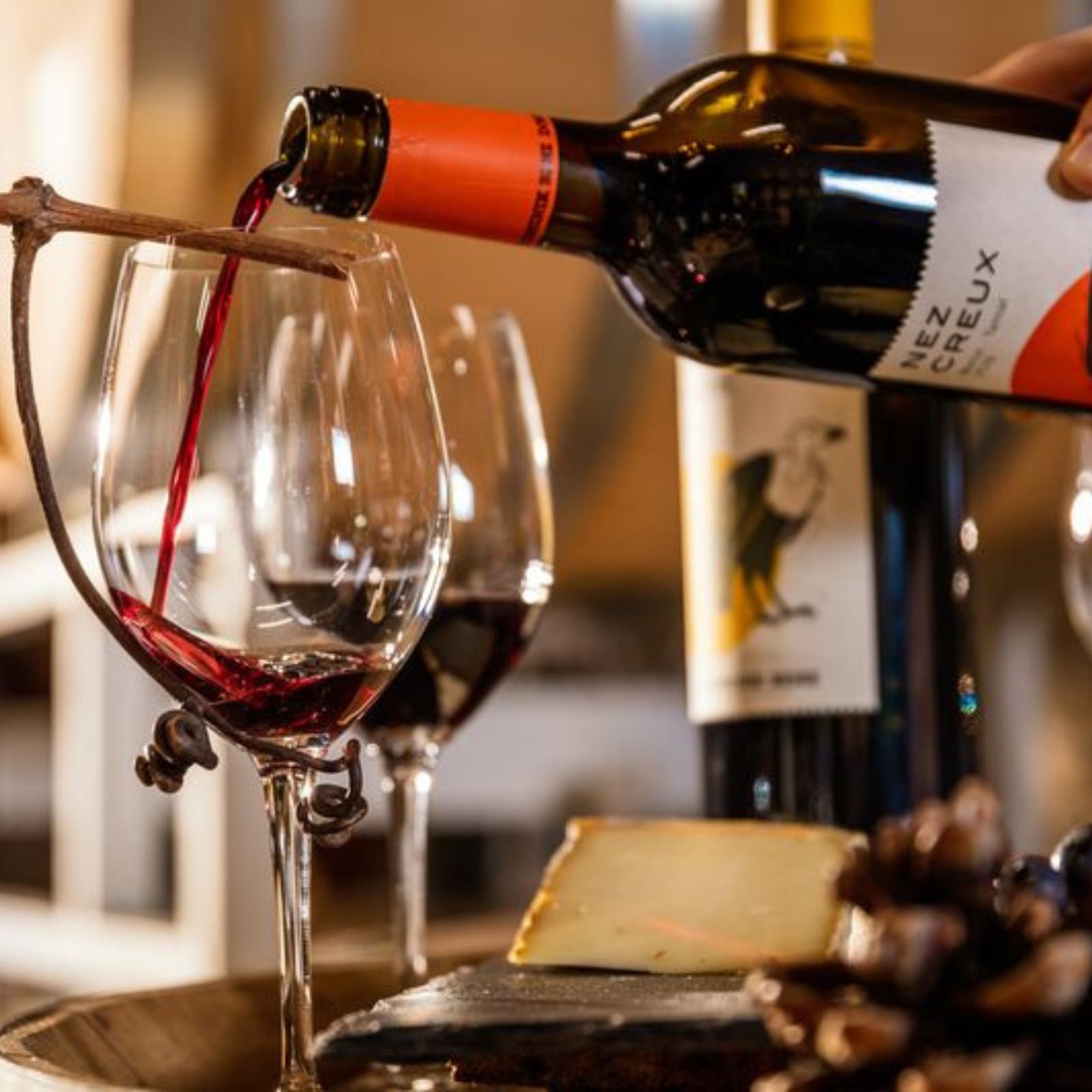 Nez Creux, Ariège Merlot-Tannat 2020, serviert, Szene