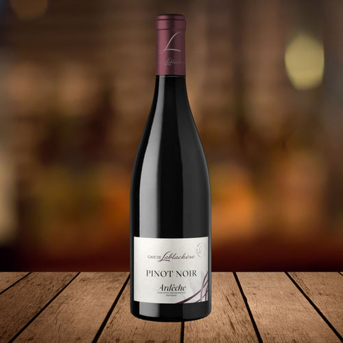 Pinot Noir Ardèche, serviert, Szene