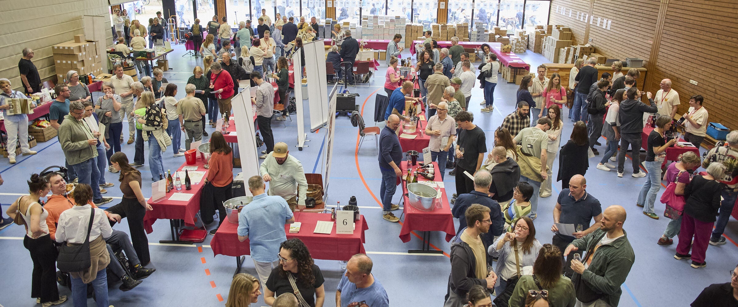 Volle Dorfhalle Limbach bei der Vindumi Weinmesse, Winzerstände und Besucher