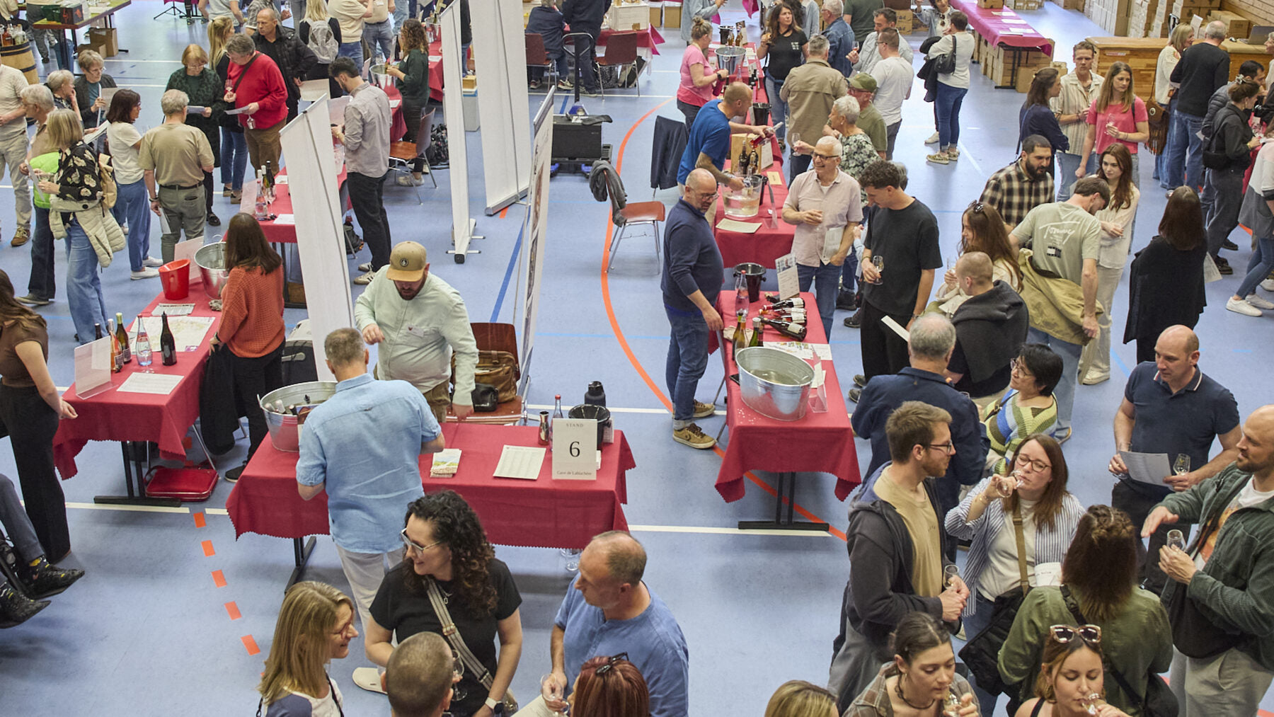 Winzerstände mit Weinproben in der Dorfhalle Limbach