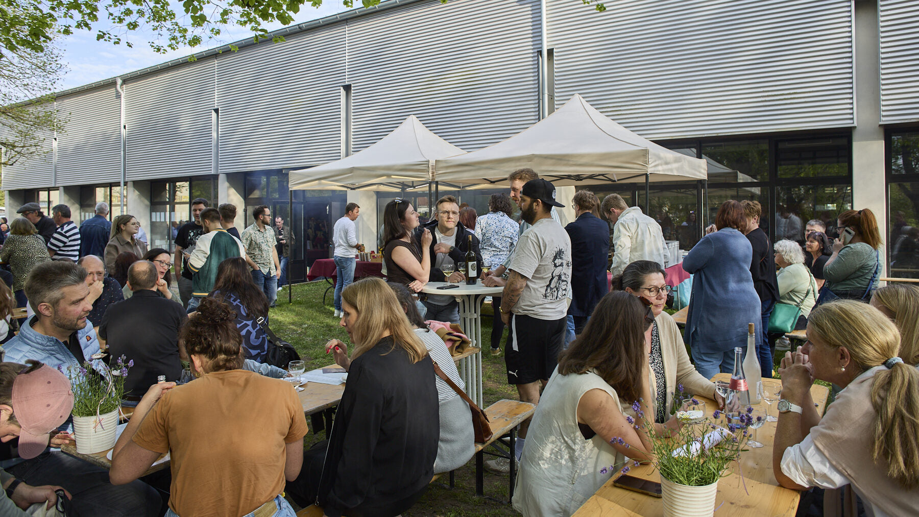 Weinfest vor der Dorfhalle Limbach mit Biertischen und Pavillons